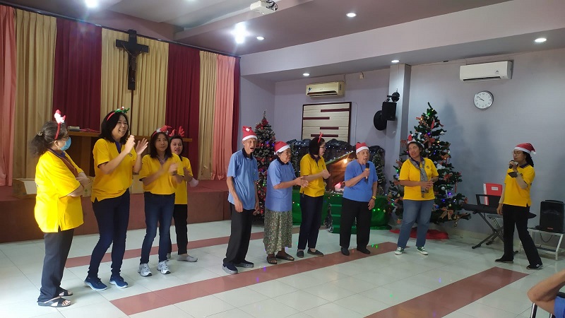 Semangat ikut bernyanyi lagu-lagu Natal PAKAI